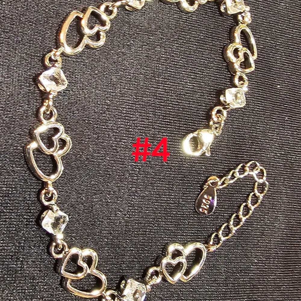 S925 Sterling Silver A Delicate Heart-shaped Women's Fashion Bracelet.
